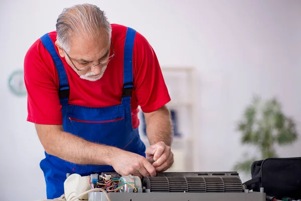 Oude Mannelijke Reparateur Repareert Airconditioner — Stockfoto