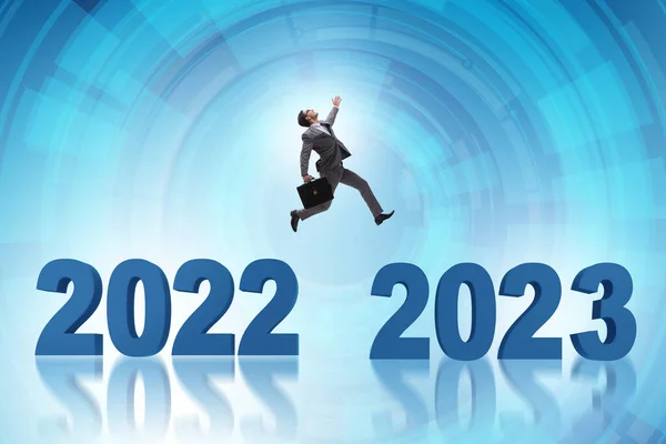 2022年から2023年まで飛び跳ねるビジネスマン — ストック写真