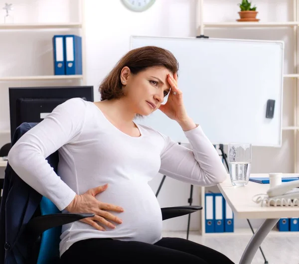 Anciana Embarazada Que Trabaja Oficina — Foto de Stock