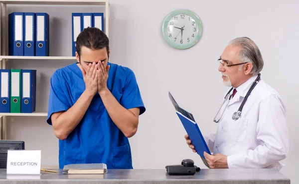 Läkare Som Talar Receptionen Sjukhuset — Stockfoto