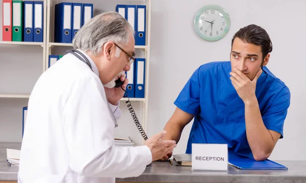 Medici Che Parlano Alla Reception Ospedale — Foto Stock