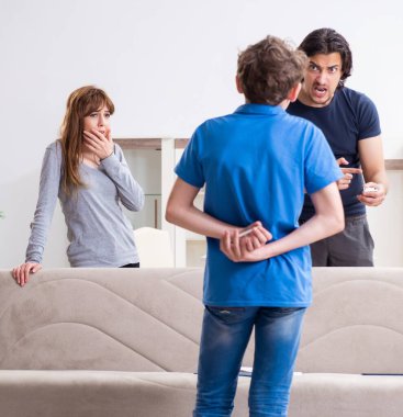 Reşit olmayan bir çocuğun ve ailenin sigara içmesi.