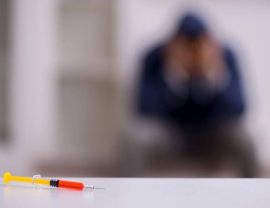 Evde narkotikle sorun yaşayan genç adam.