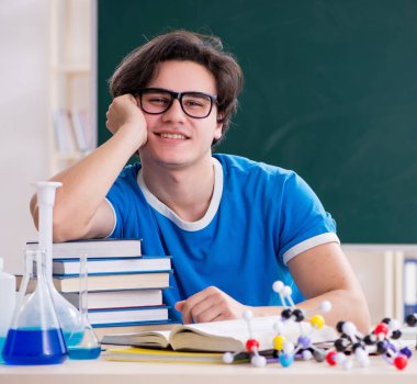 Sınıftaki genç erkek öğrenci.