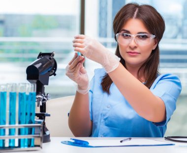 Laboratuvarda çalışan genç kadın.