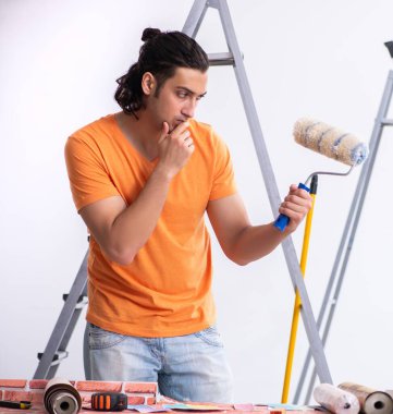 Genç adam müteahhit evde yenileme yapıyor