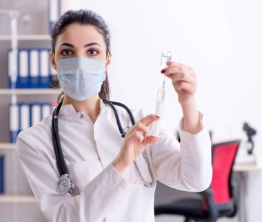 Enfüzyon konseptinde genç bayan doktor.