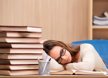 Üniversite sınavlarına hazırlanan genç öğrenci.