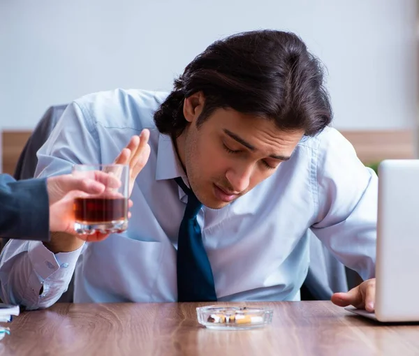 Erkek Çalışan Işyerinde Alkol Içiyor Sigara Içiyor — Stok fotoğraf