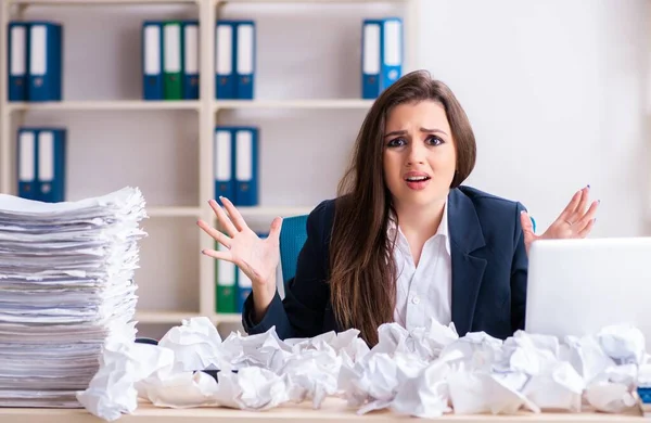 Bizneswoman Odrzucająca Nowe Pomysły Mnóstwem Papierów — Zdjęcie stockowe