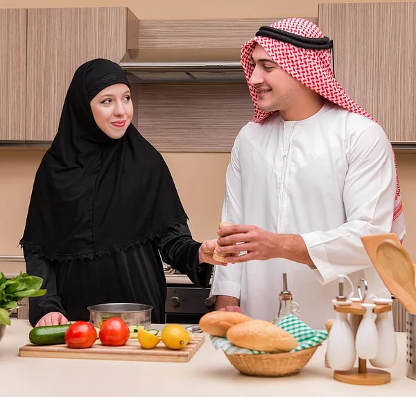 Mutfaktaki Genç Arap Ailesi — Stok fotoğraf