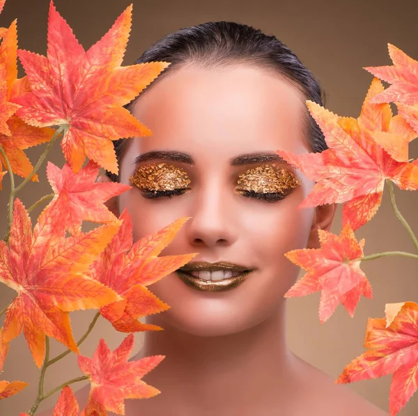 Młoda Kobieta Suchymi Jesiennymi Liśćmi — Zdjęcie stockowe