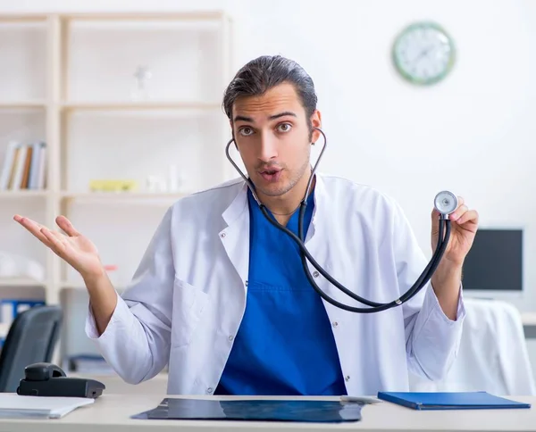 Den Unga Manliga Läkaren Som Arbetar Kliniken — Stockfoto