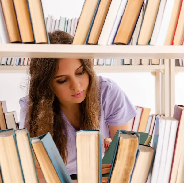 Genç Kız Öğrenci Kütüphanede Sınava Hazırlanıyor — Stok fotoğraf
