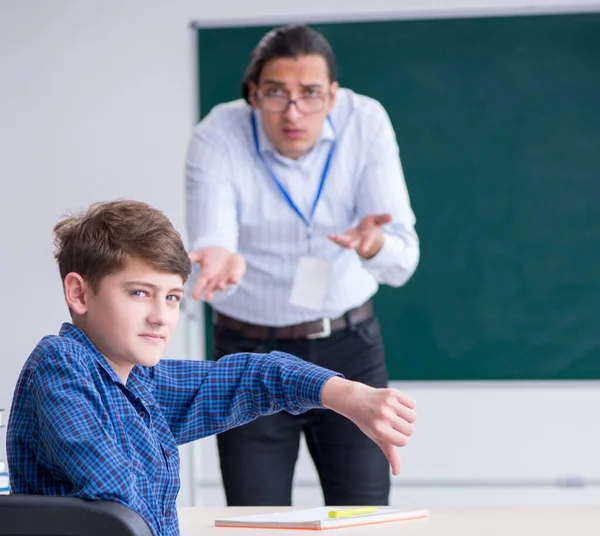 Der Junge Männliche Lehrer Und Der Junge Klassenzimmer — Stockfoto