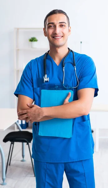 Jovem Médico Que Trabalha Clínica — Fotografia de Stock