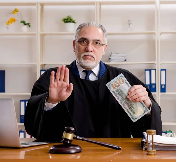 Den Gamle Advokaten Som Arbetar Domstolen — Stockfoto