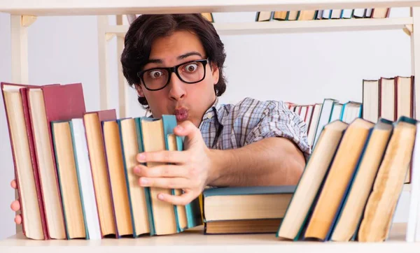 Estudiante Masculino Que Prepara Para Los Exámenes Biblioteca —  Fotos de Stock