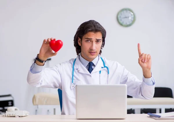 Der Junge Gutaussehende Kardiologe Arbeitet Der Klinik — Stockfoto