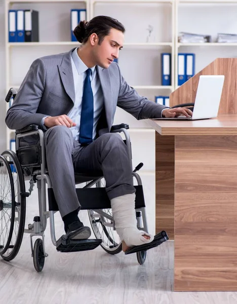 Empregado Masculino Cadeira Rodas Escritório — Fotografia de Stock