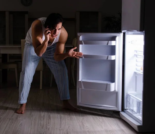 Человек Нарушающий Диету Ночью Возле Холодильника — стоковое фото