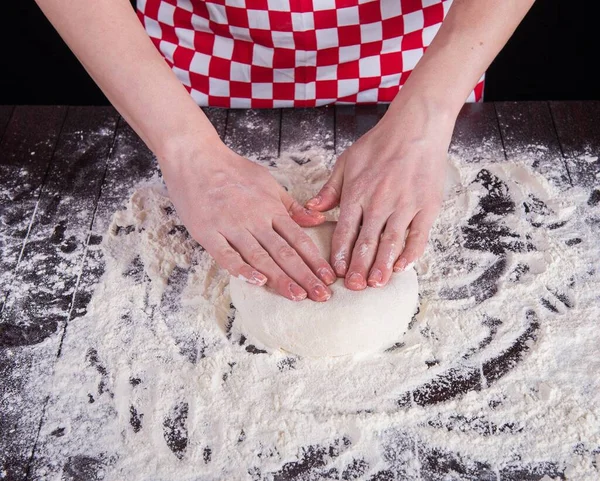 Kucharz Przygotowuje Ciasto Pieczenia Kuchni — Zdjęcie stockowe