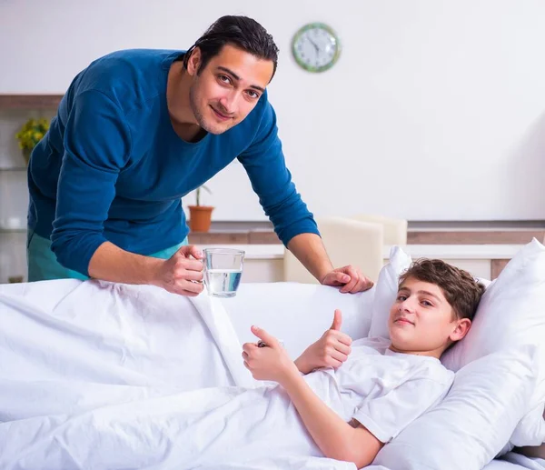 病気の息子の世話をしている若い父親 — ストック写真