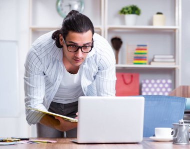 Ofiste çalışan genç erkek tasarımcı.