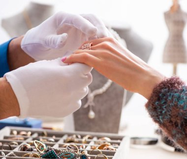 Genç kuyumcu atölyesinde çalışıyor.