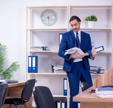 Ofiste çalışan yakışıklı genç işadamı.