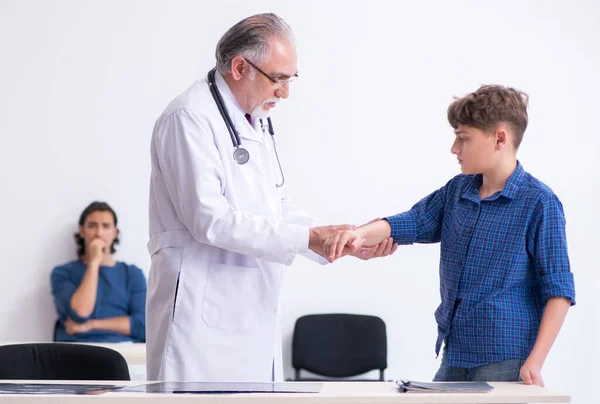 Genç Çocuk Hastanede Doktoru Ziyaret Ediyor — Stok fotoğraf