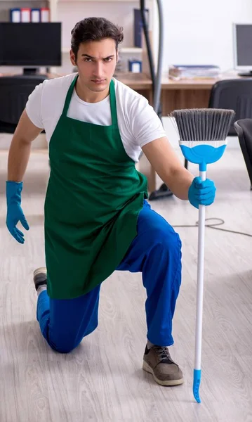 Νεαρός Όμορφος Εργολάβος Καθαρίζει Γραφείο — Φωτογραφία Αρχείου