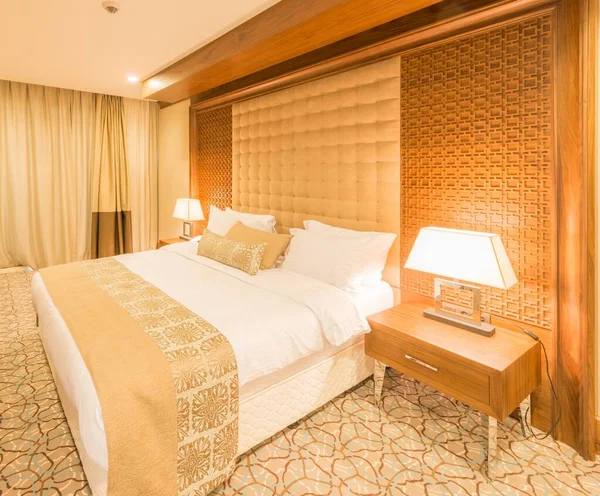 Büyük Yataklı Modern Otel Odası — Stok fotoğraf