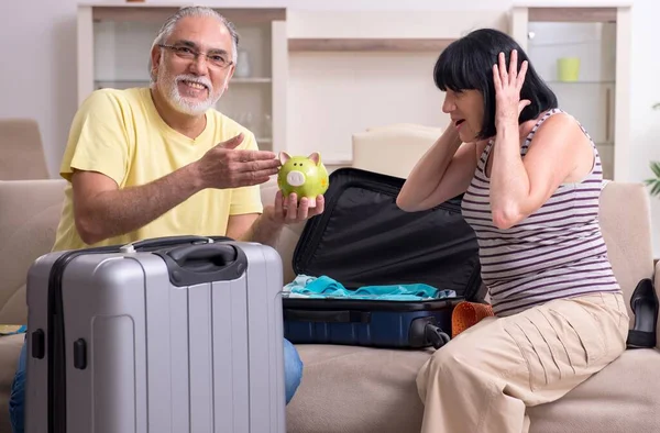 Pareja Ancianos Preparándose Para Viaje Vacaciones —  Fotos de Stock