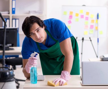 Ofiste çalışan yakışıklı, profesyonel temizlikçi.