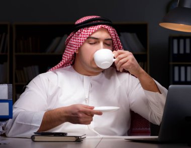 Arap işadamı ofiste geç saatlere kadar çalışıyor.