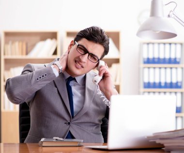 İşadamı ofiste acı hissediyor.