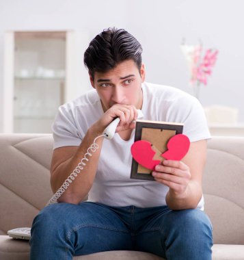 Üzgün Aziz Sevgililer Günü kavramındaki genç adam.