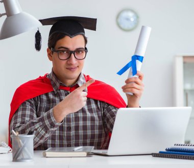 Sınavlara çalışan süper kahraman öğrenci.