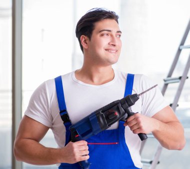 El matkabıyla çalışan genç işçi.