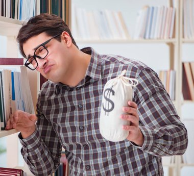 Pahalı ders kitapları konsepti içindeki genç öğrenci.