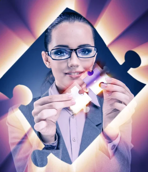 Pengusaha Wanita Dalam Konsep Bisnis Dengan Potongan Puzzle — Stok Foto