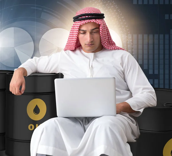 Arabský Podnikatel Obchodující Surovou Ropou Notebooku — Stock fotografie