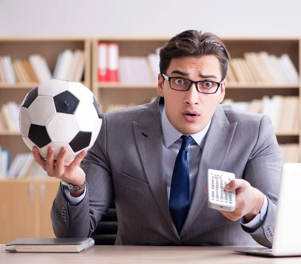 Ofisinde Futbol Topu Olan Adamı — Stok fotoğraf