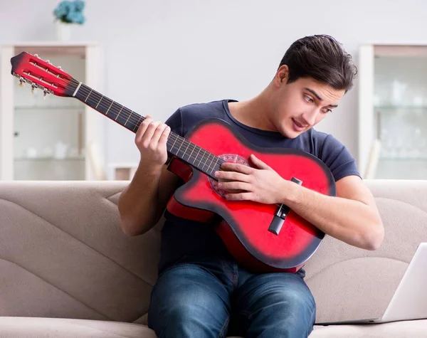 Jovem Praticando Guitarra Casa — Fotografia de Stock