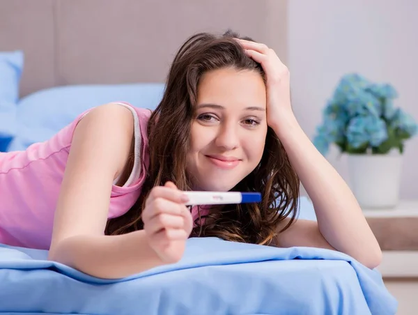 Vrouw Die Haar Positieve Zwangerschapstest Ontdekt — Stockfoto