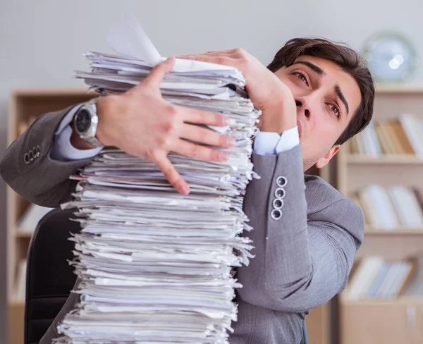 Бизнесмен Занят Бумажной Работой Офисе — стоковое фото