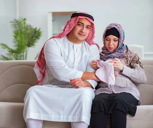 Den Unga Arabiska Muslimska Familjen Med Gravid Fru Väntar Barn — Stockfoto