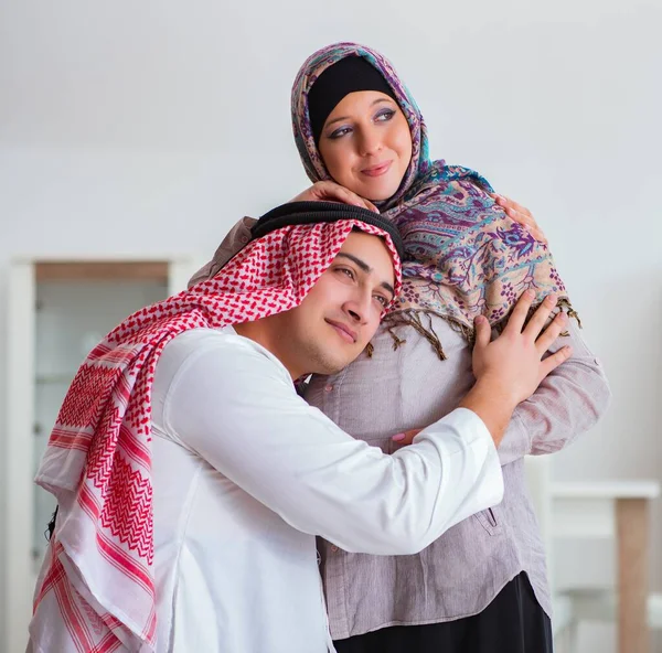 Jeune Famille Musulmane Arabe Avec Femme Enceinte Attend Bébé — Photo