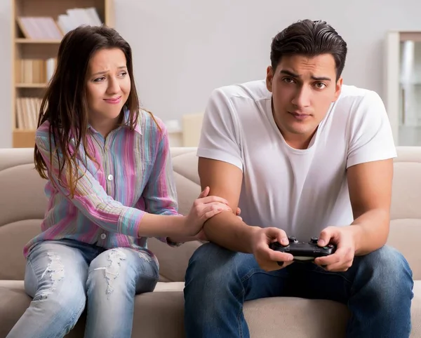 Νεαρή Οικογένεια Που Υποφέρει Από Εθισμό Στα Ηλεκτρονικά Παιχνίδια — Φωτογραφία Αρχείου